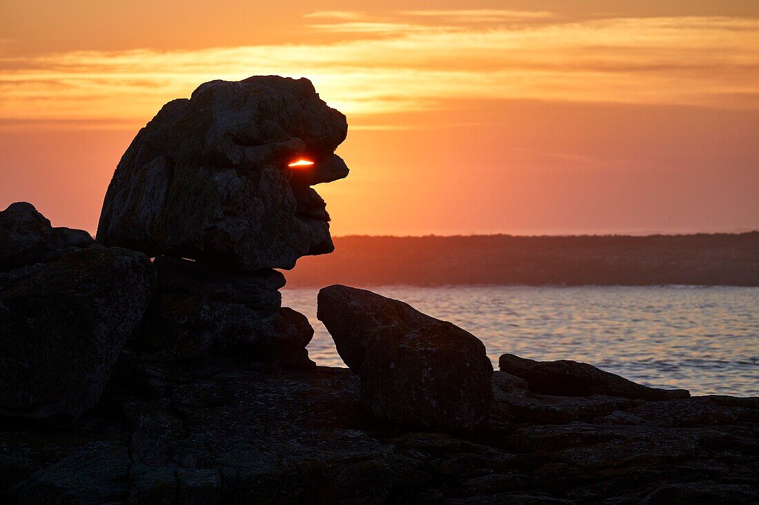 Frankreich,Finistere,Iroise Meer,Iles du Ponant,Parc Naturel Regional d'Armorique (Regionaler Naturpark Armorica),Ile de Sein,bezeichnet als Les Plus Beaux de France (Das schönste Dorf Frankreichs),Fels "le Sphinx" bei Sonnenuntergang