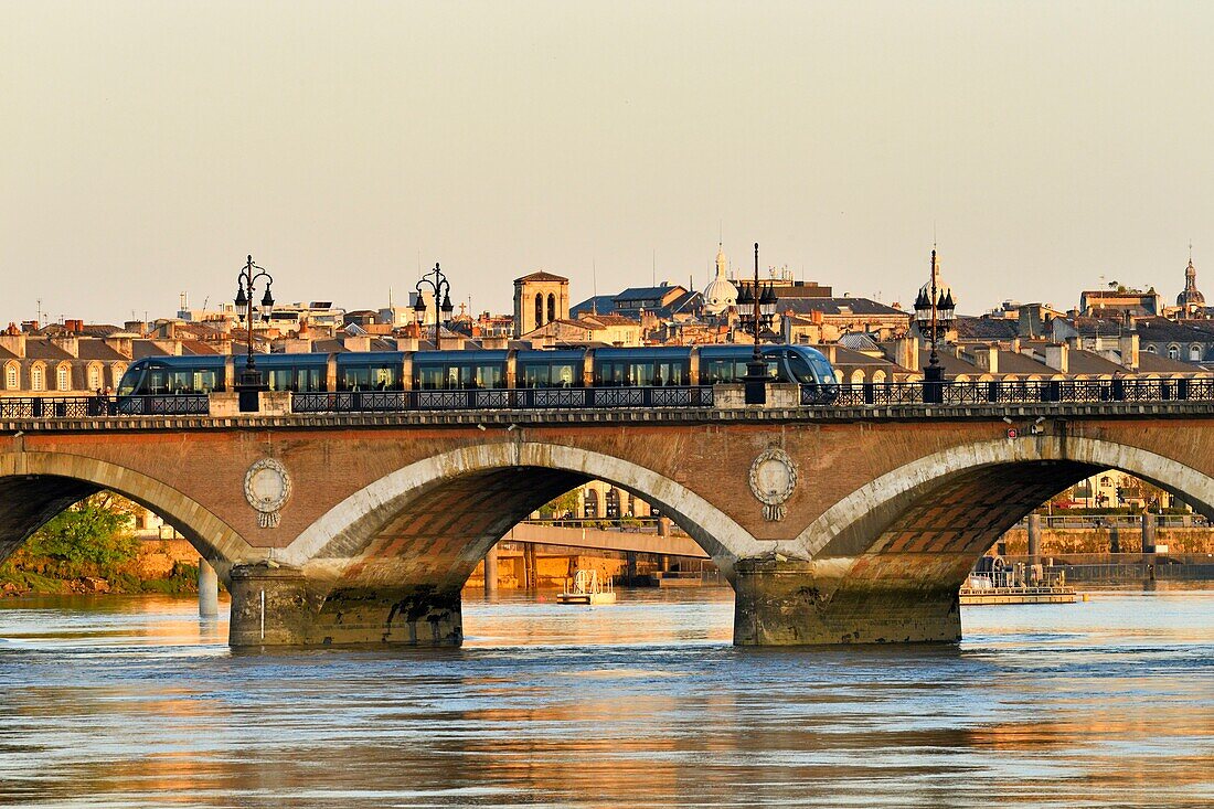 Frankreich,Gironde (33),Bordeaux,Gebiet des Weltkulturerbes der UNESCO,Pont de Pierre über die Garonne,1822 eingeweihte Bogenbrücke aus Backstein und Stein