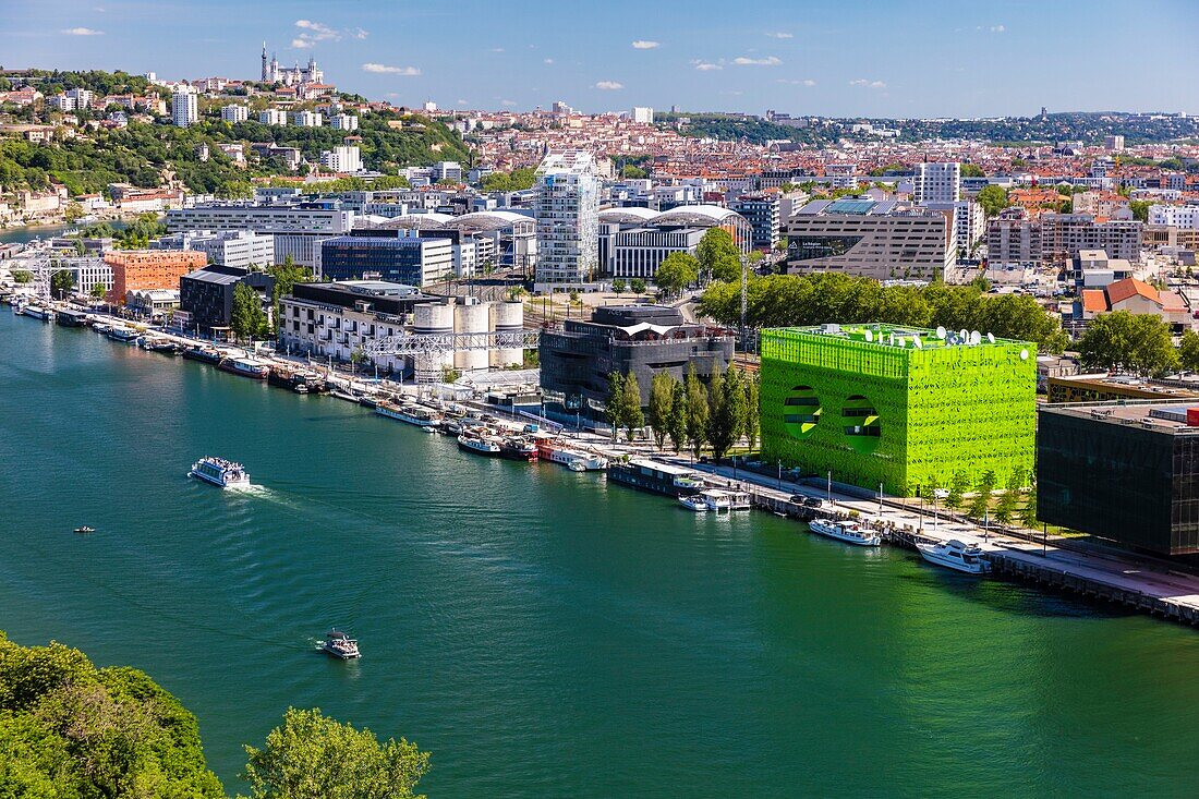 Frankreich,Rhone,Lyon,Stadtteil La Confluence im Süden der Halbinsel,erstes vom WWF als nachhaltig zertifiziertes Viertel Frankreichs,Blick auf den Quai Rambaud entlang der alten Docks mit dem Green Cube,der Sucriere,dem Ycone-Turm und der Basilika Notre Dame de Fourviere