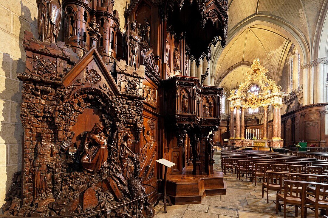 France,Maine et Loire,Angers,Saint Maurice cathedral,sculpted chair by abbot René Choyer and high altar and its canopy