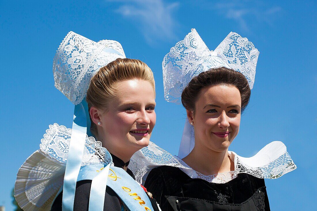 Frankreich,Finistere,Parade des Gorse Flower Festivals 2015 in Pont Aven,Bestickte und perlenbesetzte Kostüme und Kopfbedeckungen von Pont Aven