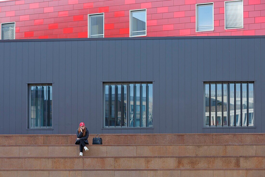 Frankreich,Meurthe et Moselle,Nancy,Studentin sitzend auf der Treppe eines der Gebäude des ARTEM (Art Technology Management) Universitätsgeländes