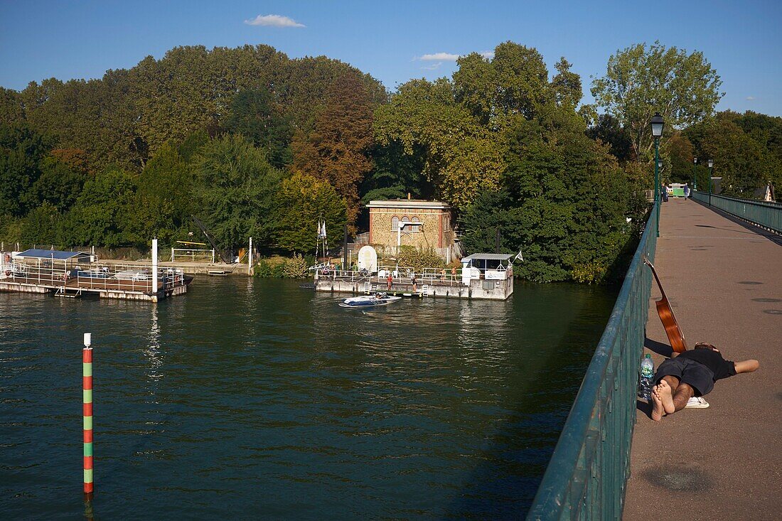 France,Hauts de Seine,Saint Cloud,The banks of the Seine and the Bois de Boulogne from the Avre Footbridge