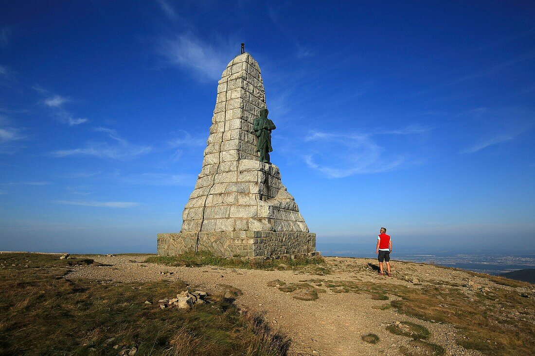 Frankreich,Haut Rhin,Guebwiller,Wanderer um das Denkmal der blauen Teufel auf dem Gipfel des Grand Ballon de Guebwiller