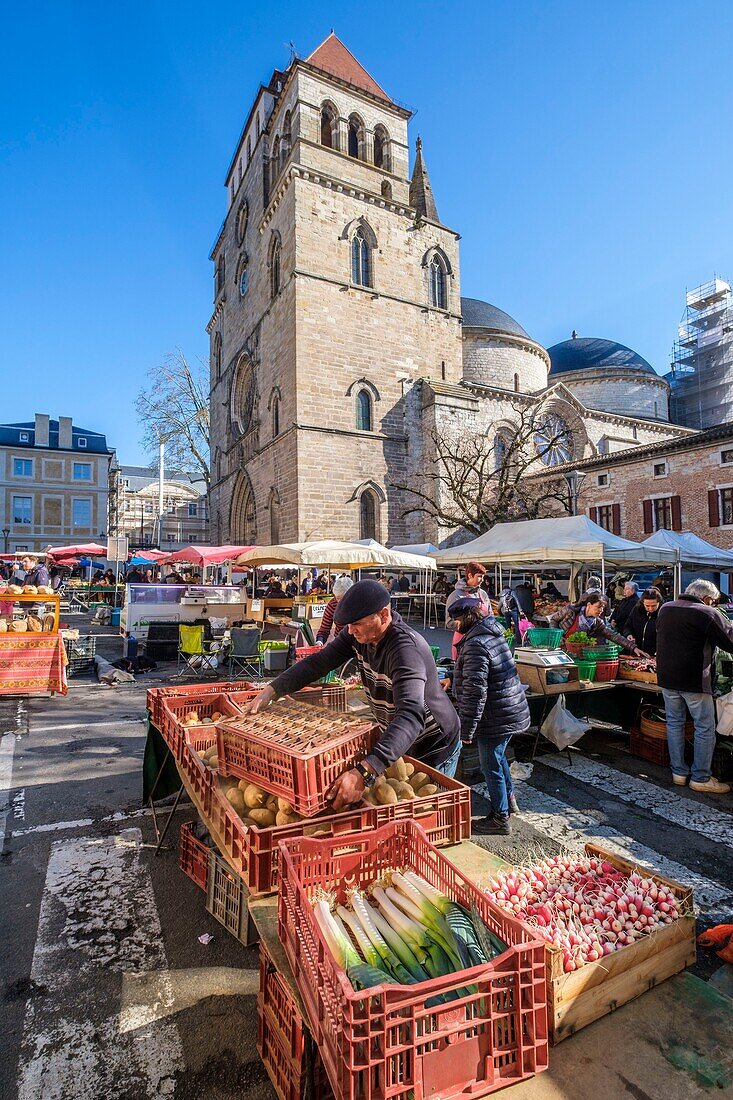 Frankreich,Lot,Cahors,Markttag am Fuße der Kathedrale Saint Etienne