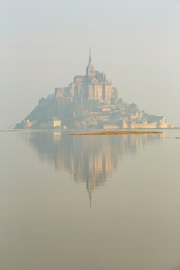 Frankreich,Manche,Bucht von Mont Saint Michel,von der UNESCO zum Weltkulturerbe erklärt,Mont Saint Michel bei Flut vom Damm und Fußgängersteg des Architekten Dietmar Feichtinger