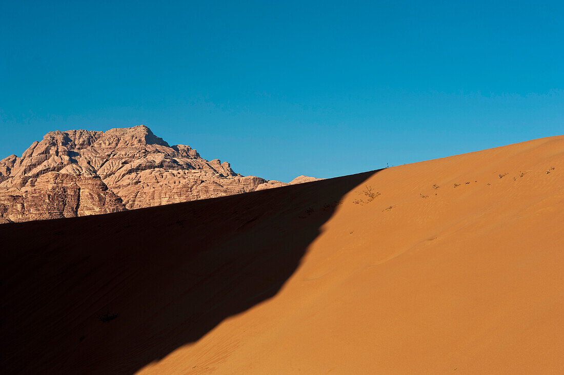 Jordanien,Ein Labyrinth aus monolithischen Felsen, die sich aus dem Wüstenboden erheben. Der Ort, an dem T.E. Lawrence (Lawrence von Arabien) während des arabischen Aufstands gegen die Osmanen im Ersten Weltkrieg sein Hauptquartier aufschlug, ist auch als "Tal des Mondes" bekannt, Wadi Rum