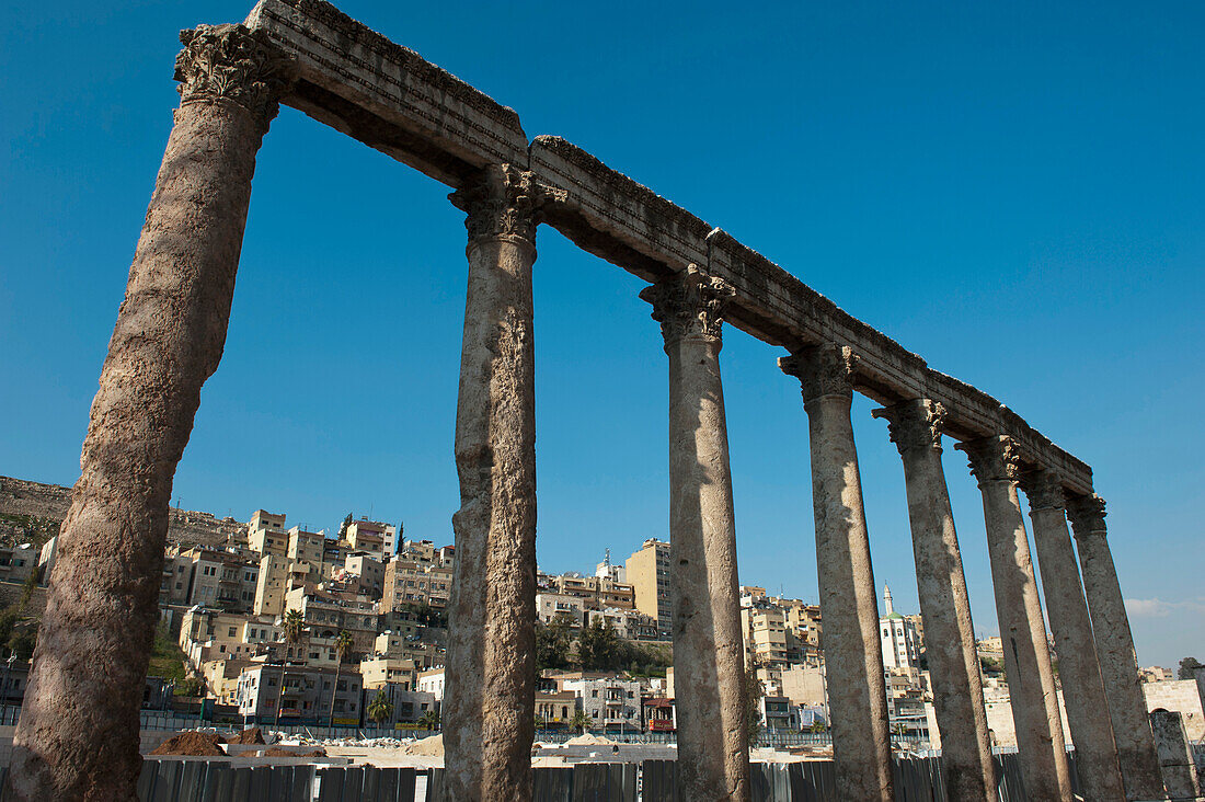 Jordanien,und nach Norden ausgerichtet, um die Sonne von den Zuschauern fernzuhalten,Amman,000 Menschen. Es ist in den Hang gebaut, das große und steil abfallende Theater bietet Platz für etwa 6.000 Zuschauer. Antike Säulen entlang des Weges vor dem Römischen Theater. Erbaut während der Herrschaft von Marcus Aurelius