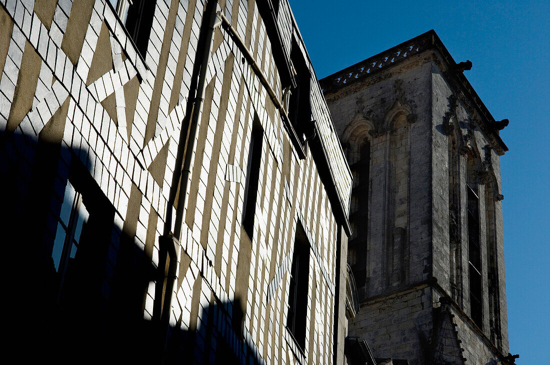 Frankreich,Poitou-Charentes,Schiefergedecktes mittelalterliches Fachwerkhaus in der Altstadt,La Rochelle