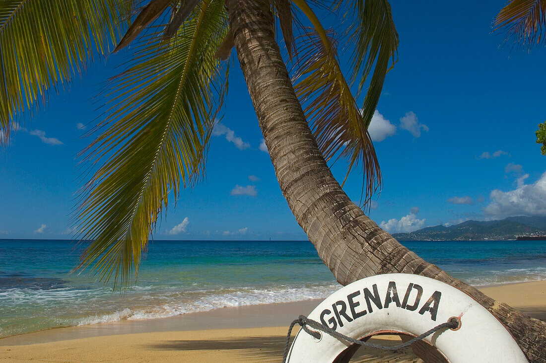 Karibik,Grenada,Rettungsboje mit der Aufschrift Grenada,Magazine Beach