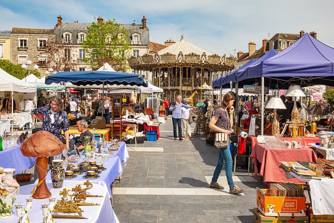 Frankreich,Seine et Marne,Fontainebleau,Flohmarkt im Stadtzentrum