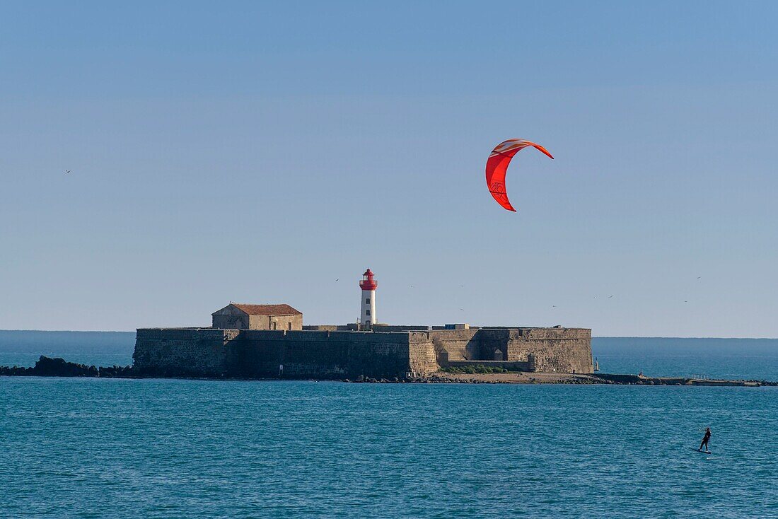 Frankreich,Herault,Agde,Kap von Agde,Kite-Surfer mit Fort Brescou im Hintergrund