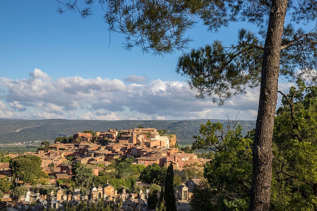 Frankreich,Vaucluse,regionaler Naturpark Luberon,Roussillon,ausgezeichnet mit dem Prädikat der schönsten Dörfer Frankreichs