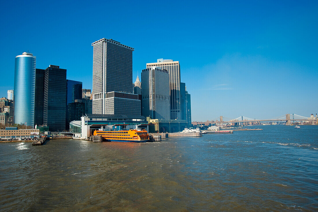 Ansichten von Manhattan von der Staten Island Ferry, New York, USA