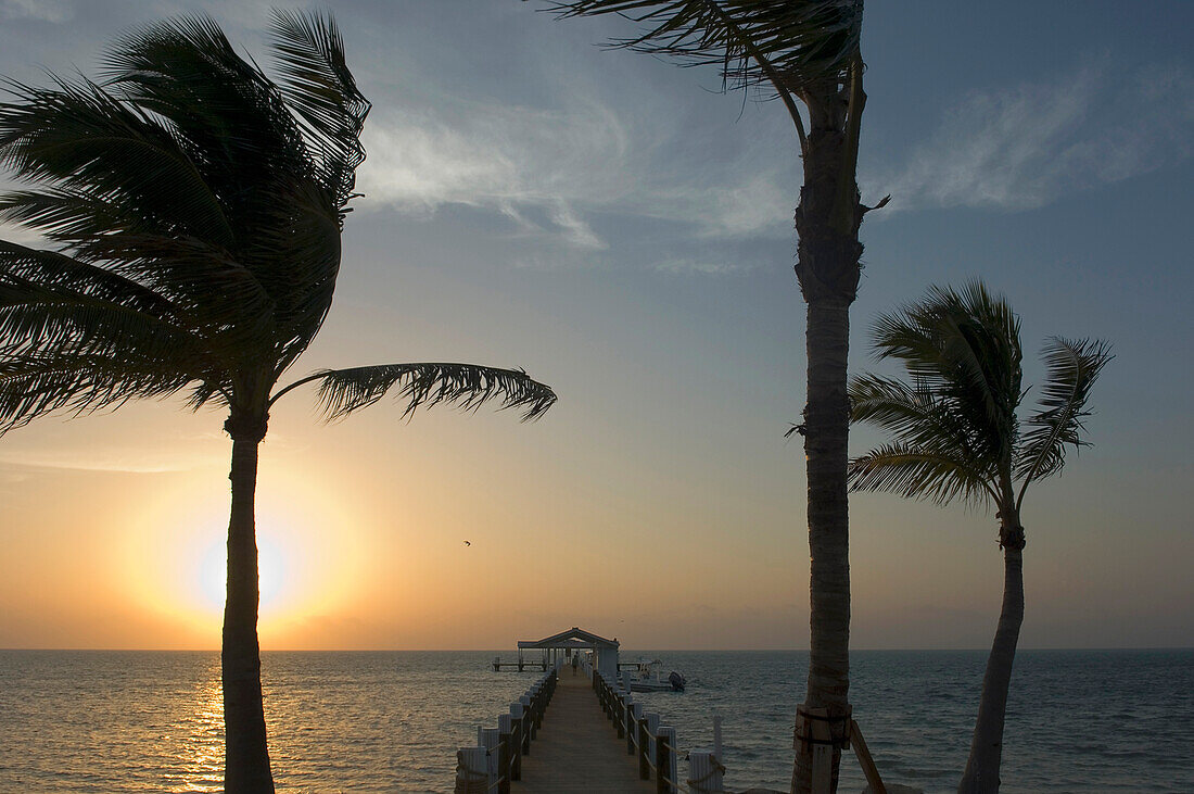 USA,Florida,Florida Keys,Sonnenaufgang über dem Pier und dem Bootsanleger der luxuriösen Cheeca Lodge,Islamorada