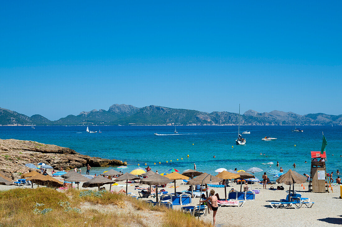 Menschen genießen den Sommer in Cala Sant Pere, Alcudia, Mallorca, Balearische Inseln, Spanien