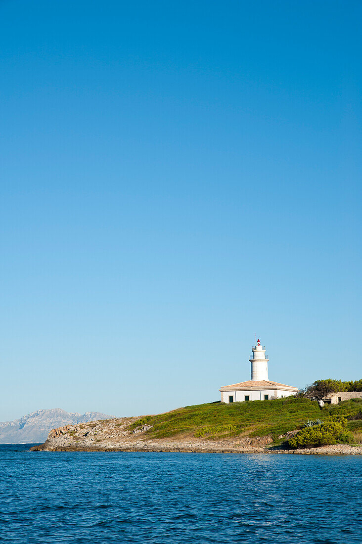 Die Insel Alcanada und ihr Leuchtturm in der Nähe von Alcudia, Mallorca, Balearische Inseln, Spanien