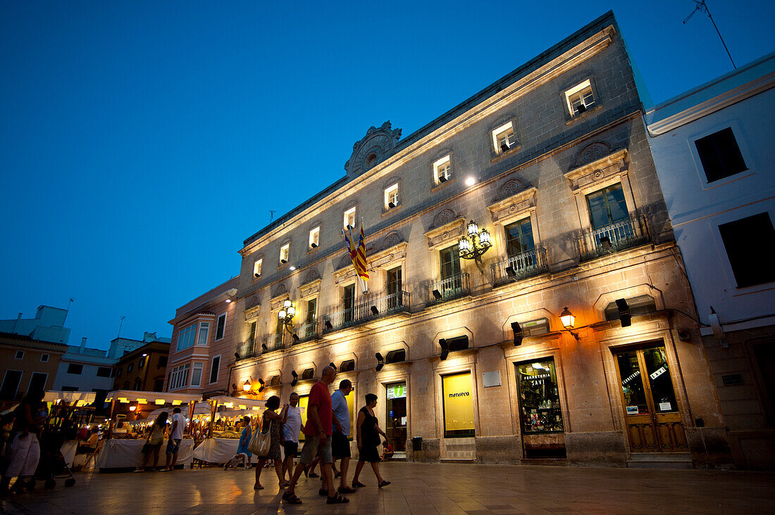 Kunsthandwerksmarkt am Placa De La Catedral in Ciutadella bei Nacht, Menorca, Balearen, Spanien