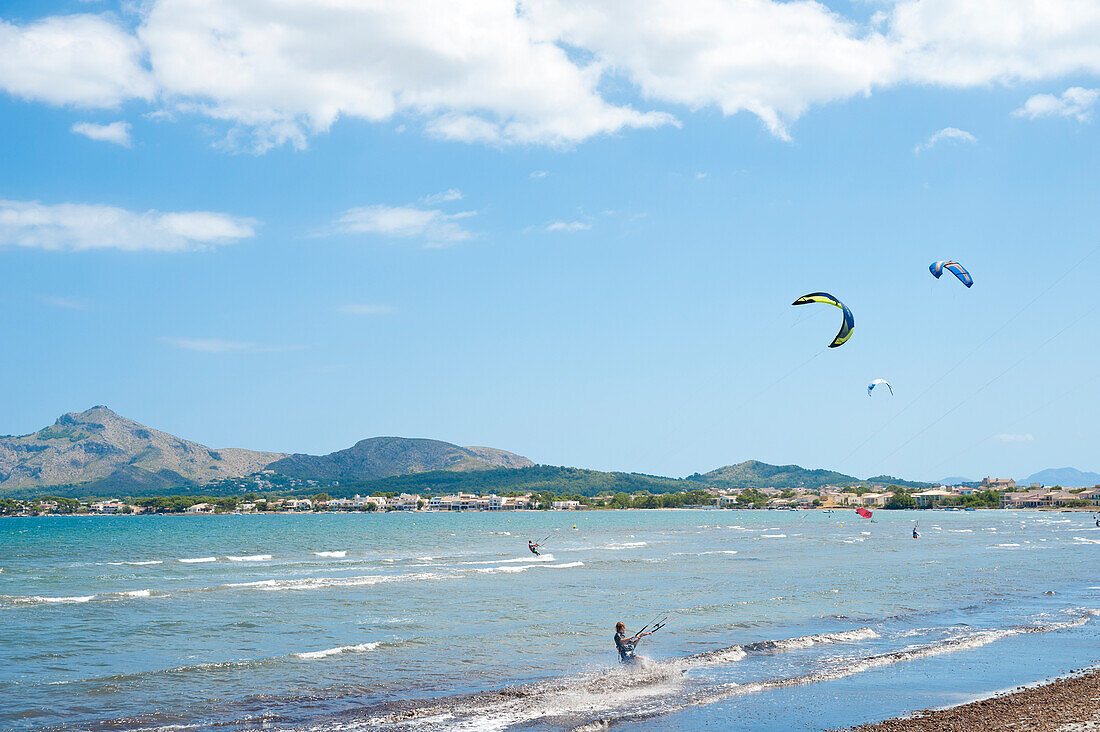 Menschen beim Kyte-Surfen in S'albufereta in der Nähe von Alcudia, Mallorca, Balearen, Spanien