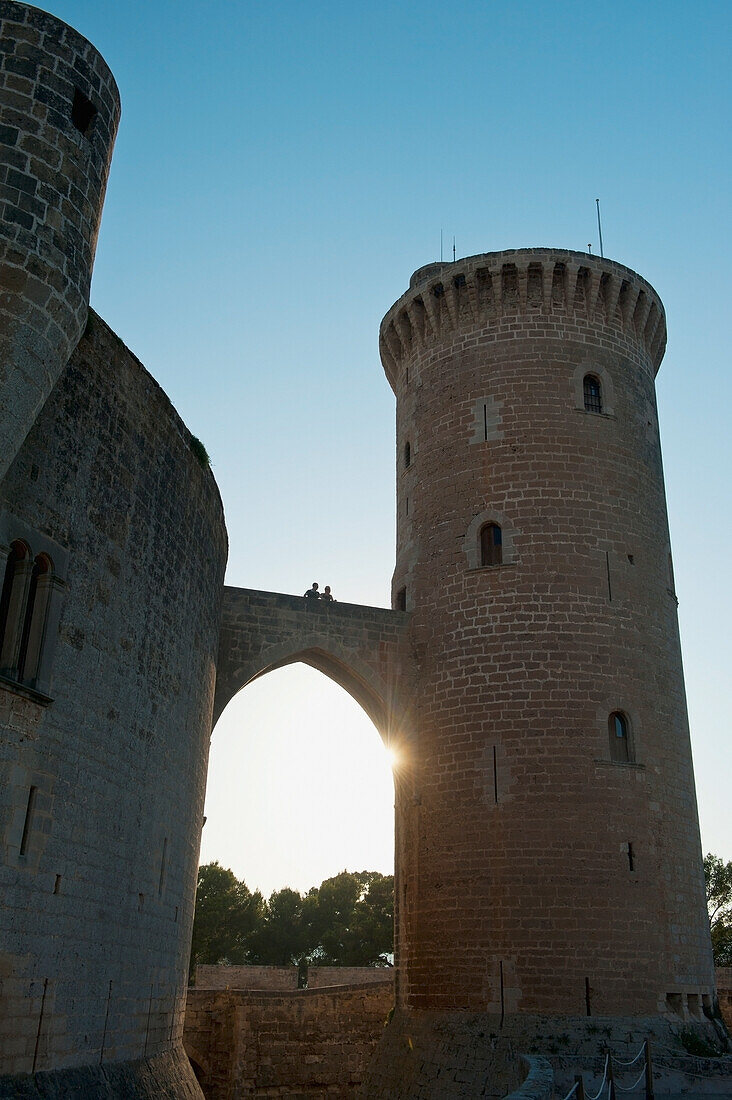 Spanien,Mallorca,Pärchen auf Brücke bei Castell de Bellver,Palma