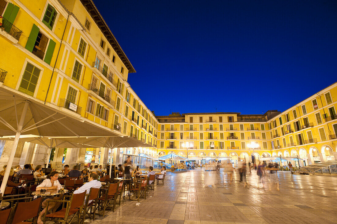 Spanien,Mallorca,Cafés und Restaurants auf der Plaza Major in der Abenddämmerung,Palma