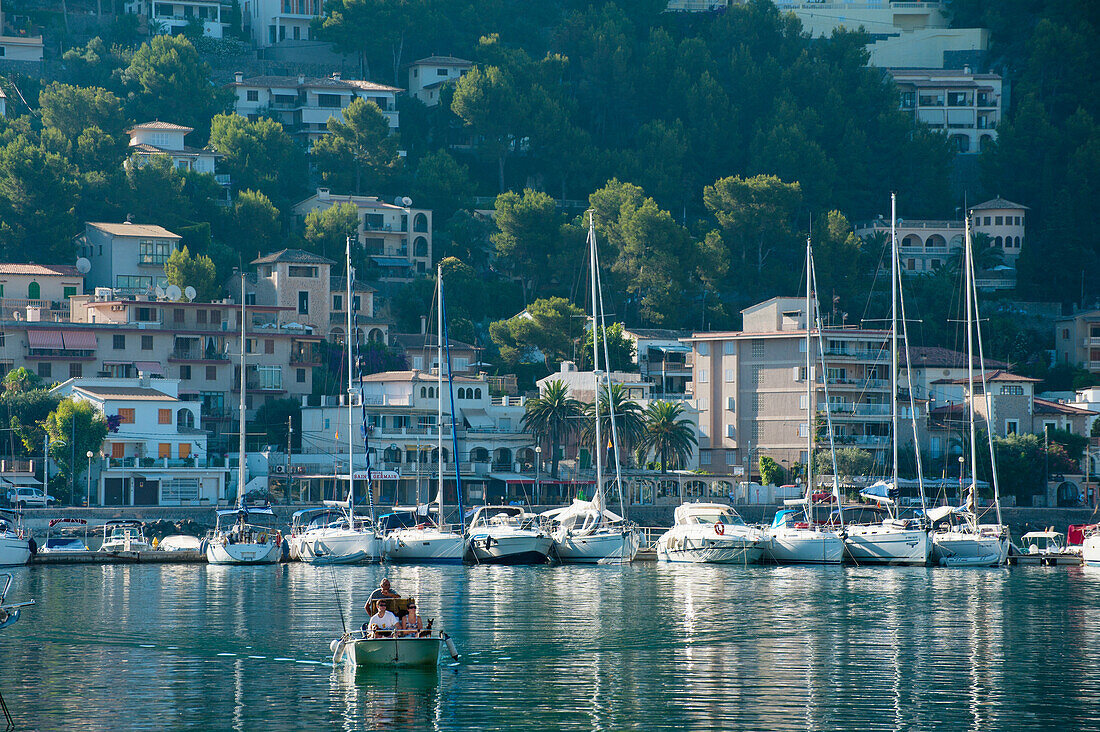 Spanien,Kleines Boot fährt durch den Hafen von Port Soller, Mallorca