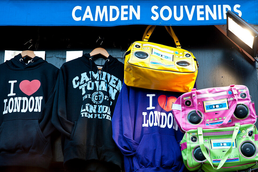 Pullover und Taschen auf dem berühmten Camden Market, Nord-London, London, Großbritannien