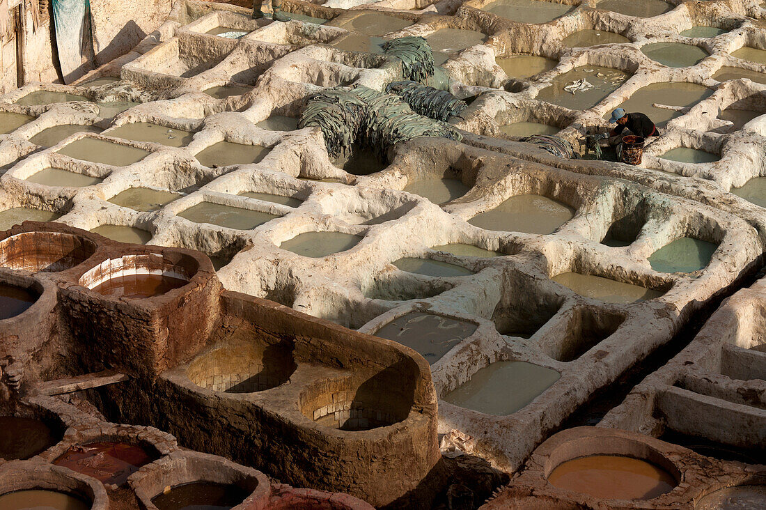 Marokko,Mann bei der Arbeit in einer Gerberei,Fez