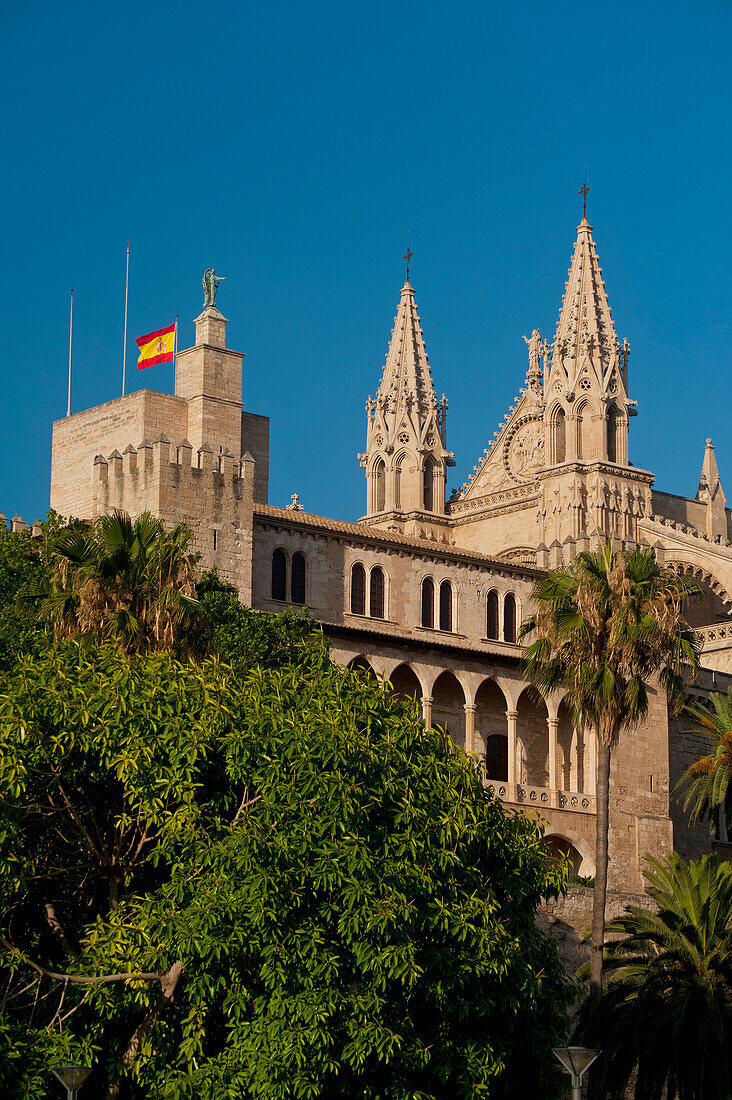 Spain,Majorca,Palau de l'Almudaina with cathedral behind,Palma