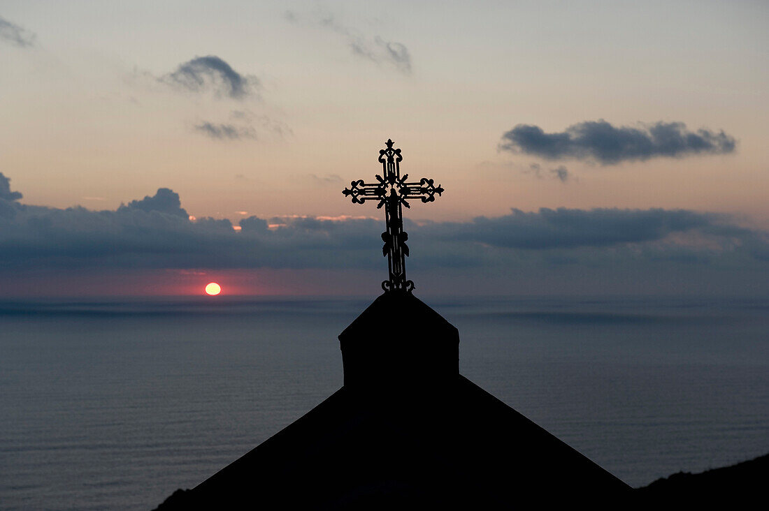 Sonnenuntergang vom Dorf Barrettali an der Westküste von Cap Corse aus gesehen. Korsika. Frankreich