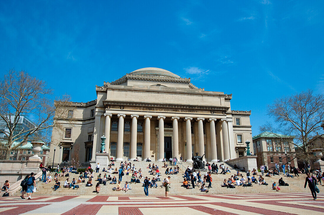 Studenten vor der Bibliothek der Columbia University, Manhattan, New York, USA