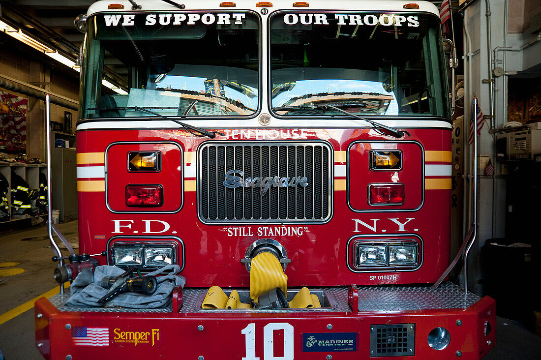 Feuerwehrauto im Inneren einer Feuerwache vor Ground Zero, Manhattan, New York, USA