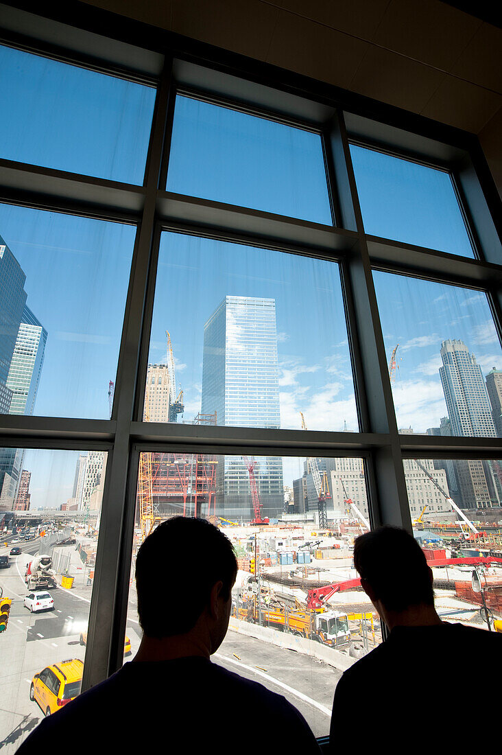 Touristen auf der Baustelle des World Trade Centers, Manhattan, New York, USA