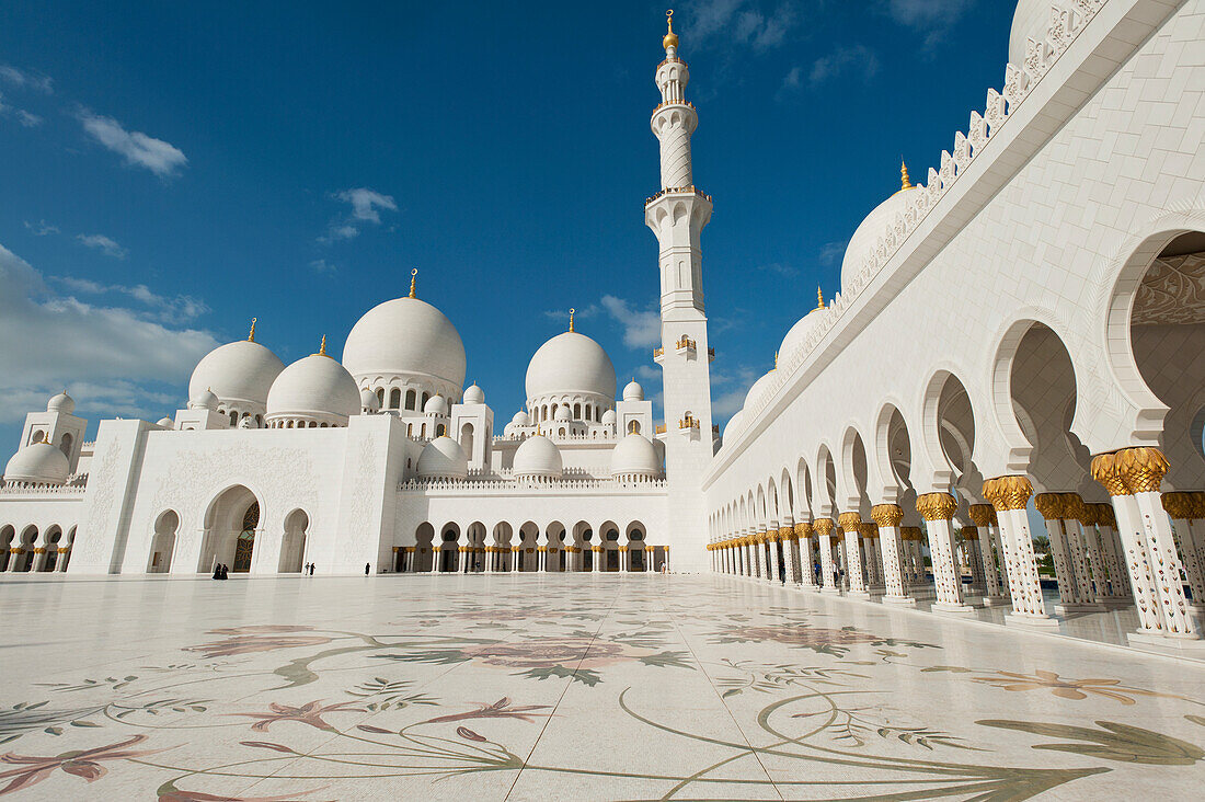 Hof der Großen Scheich-Zayed-Moschee in Abu Dhabi, Vereinigte Arabische Emirate