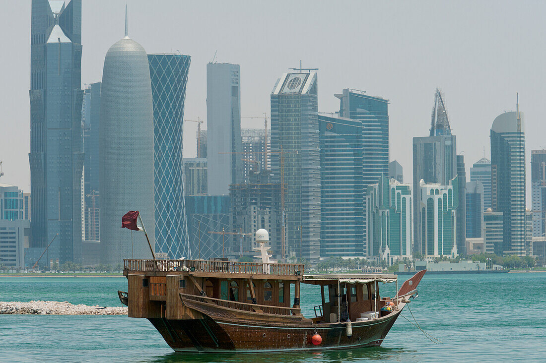 Katar,Holzboot vor moderner Stadtsilhouette,Doha