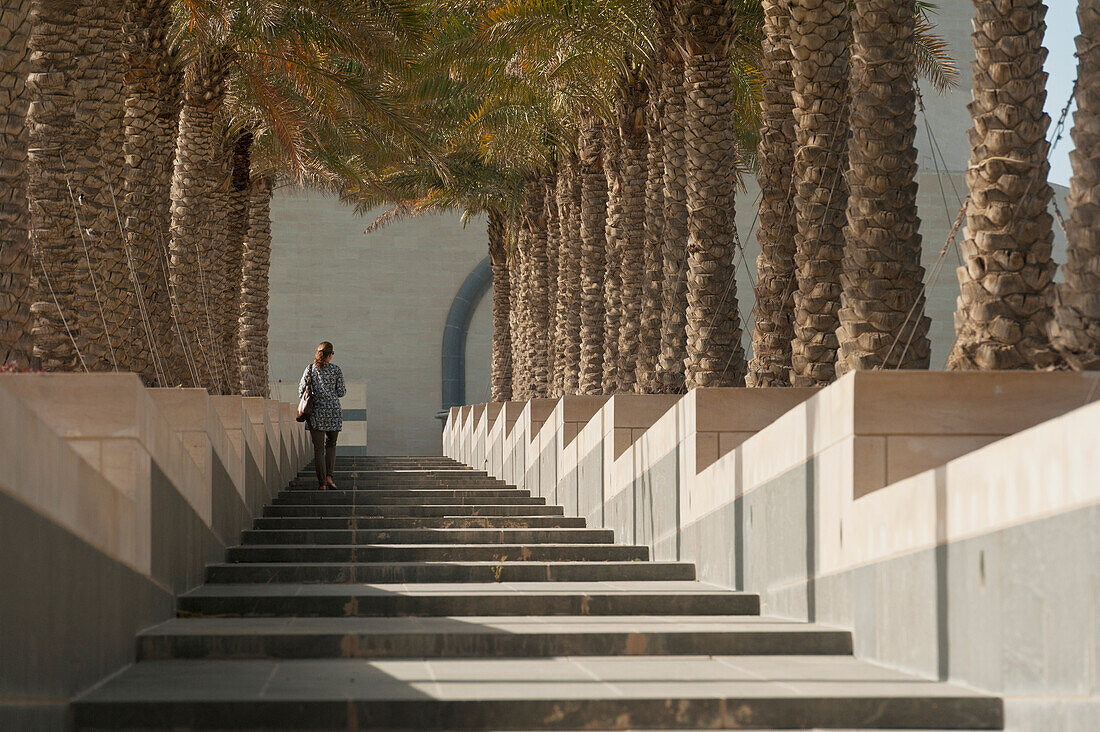 Katar,Frau auf den Stufen zum Museum für Islamische Kunst,Doha