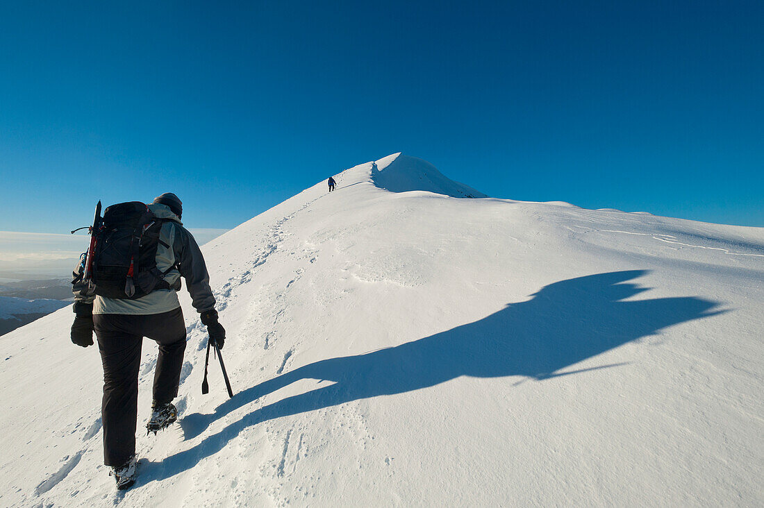 Großbritannien,Mann klettert auf die verschneiten Hänge des Sgorr Dhearg in der Nähe von Glen Coe (Glencoe) in den schottischen Highlands