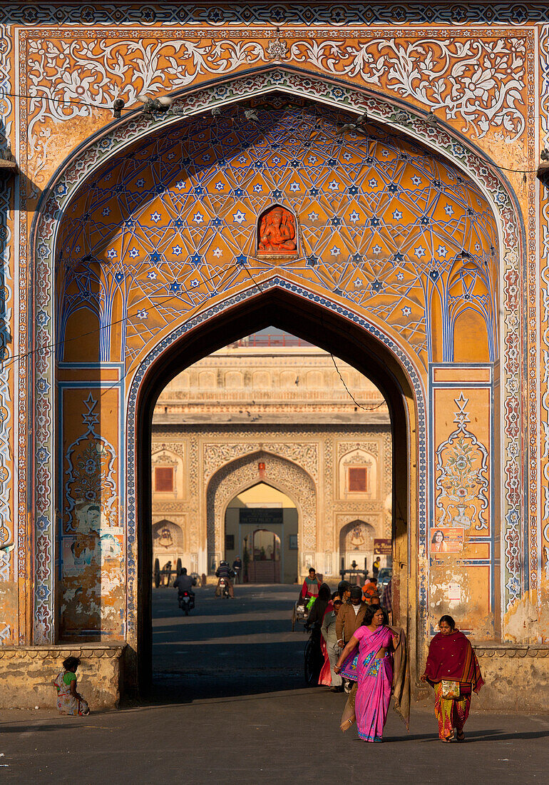 Indien,Rajasthan,Blick durch alte Stadttore zum Stadtpalast,Jaipur