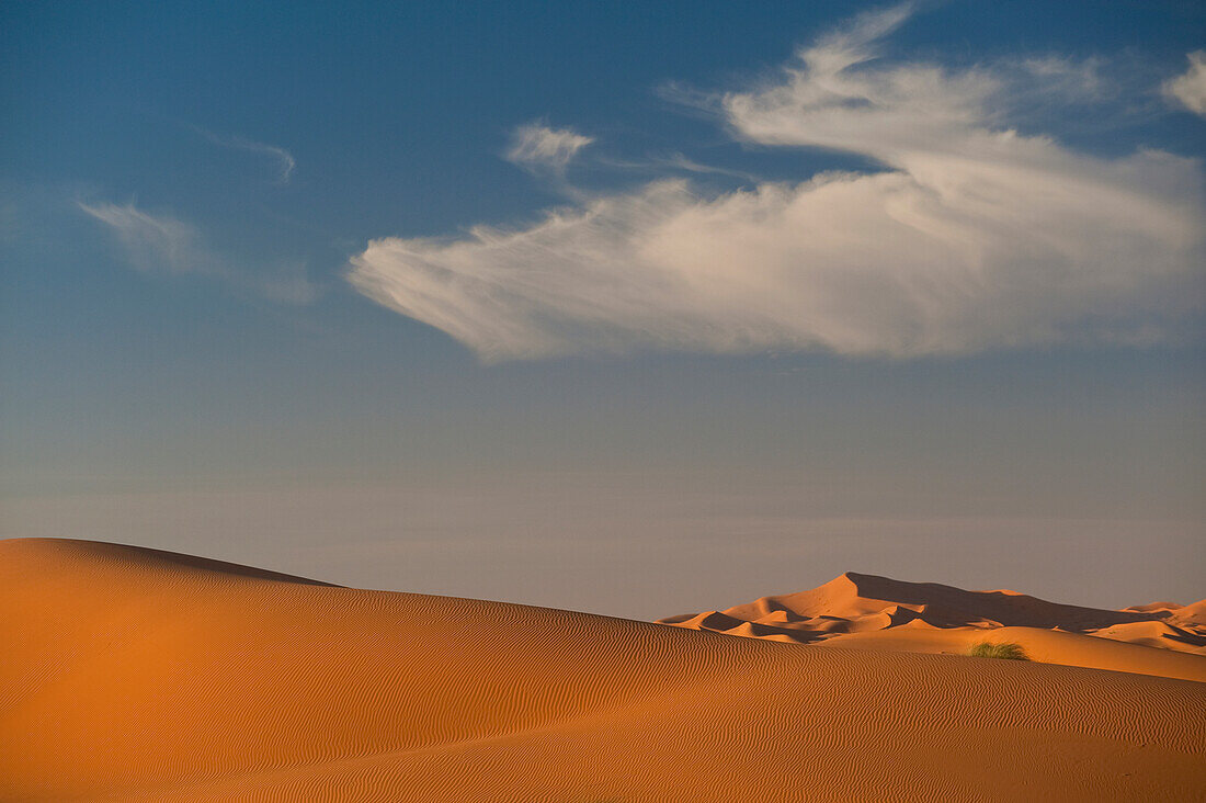 Marokko,Wolken über Sanddünen im Erg Chebbi-Gebiet,Sahara-Wüste bei Merzouga