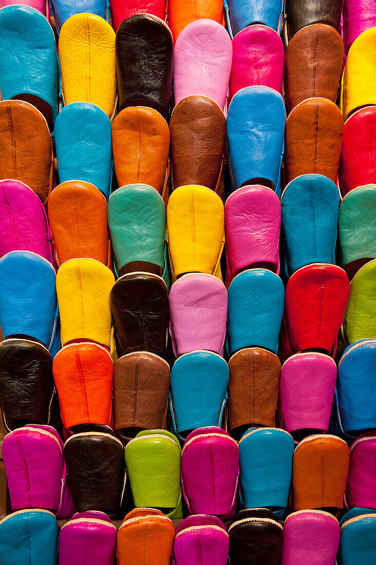 Marokko,Bunte Auswahl an Babouche-Pantoffeln zum Verkauf im Souk,Marrakesch