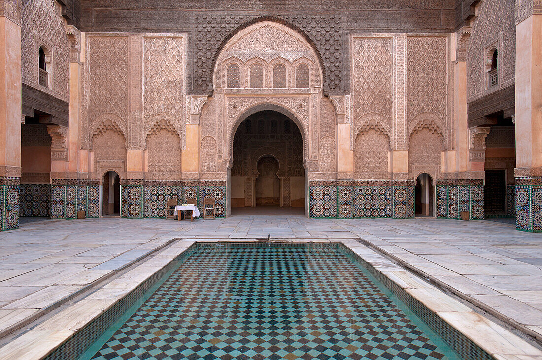 Marokko,Pool im Innenhof der Ben Youssef Medersa,Marrakesch