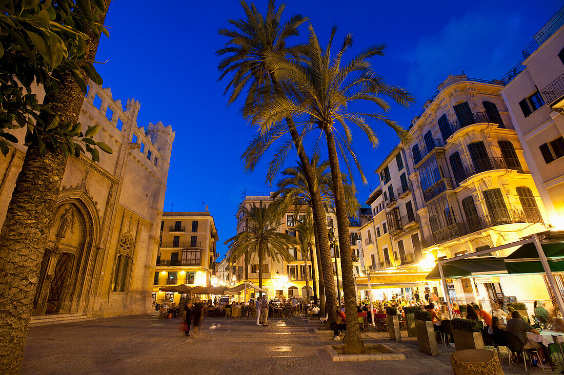 Spanien,Mallorca,Menschen in Cafés und Restaurants in der Abenddämmerung,Palma