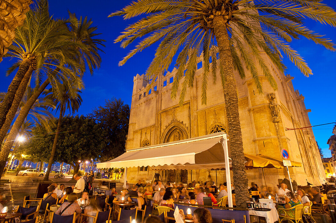 Spanien,Mallorca,Menschen in Cafés und Restaurants in der Abenddämmerung,Palma