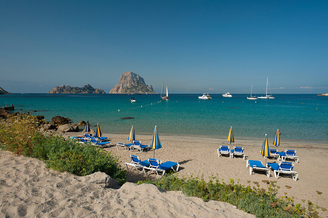 Spanien,Strand Cala D'Hort mit der Insel Es Vedra im Hintergrund,Ibiza