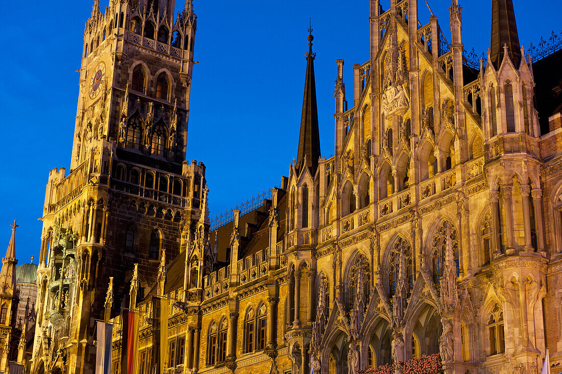 Deutschland,Bayern,Rathaus auf dem Marienplatz in der Abenddämmerung,München