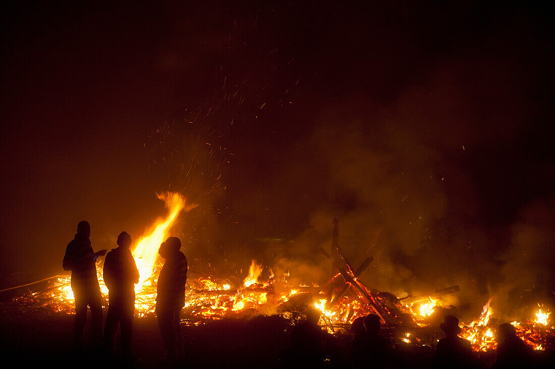 UK,England,East Sussex,Menschen vor den Überresten eines großen Lagerfeuers bei der Newick Bonfire Night,Newick