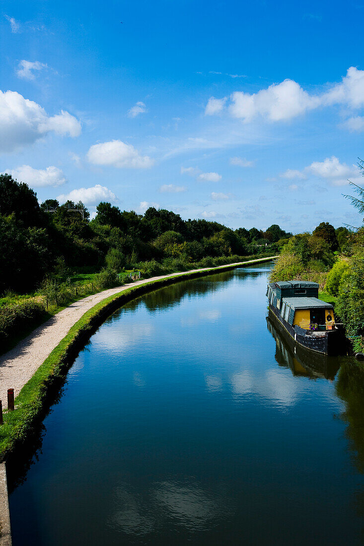 UK.,Hertfordshire,and lush green surrounding countryside,Hemel Hempstead,barge,towpath,The Grand Union Canal