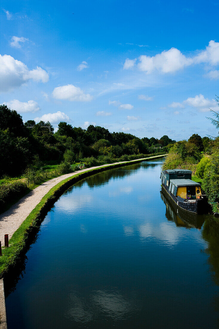 UK,Hertfordshire,und üppige grüne Umgebung,Hemel Hempstead,Lastkahn,Treidelpfad,Der Grand Union Canal