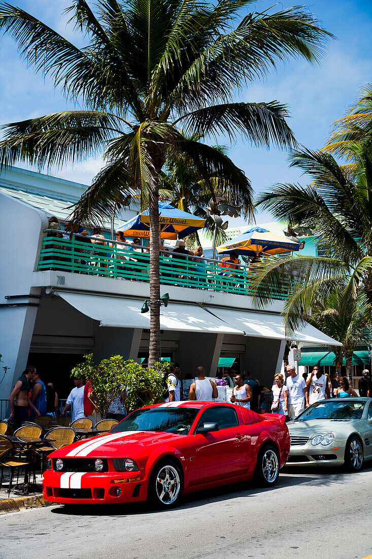 USA.,Florida,Miami,Ocean Drive,South Beach,leuchtend rote Farbe Ford Mustang Muscle Car geparkt, All american