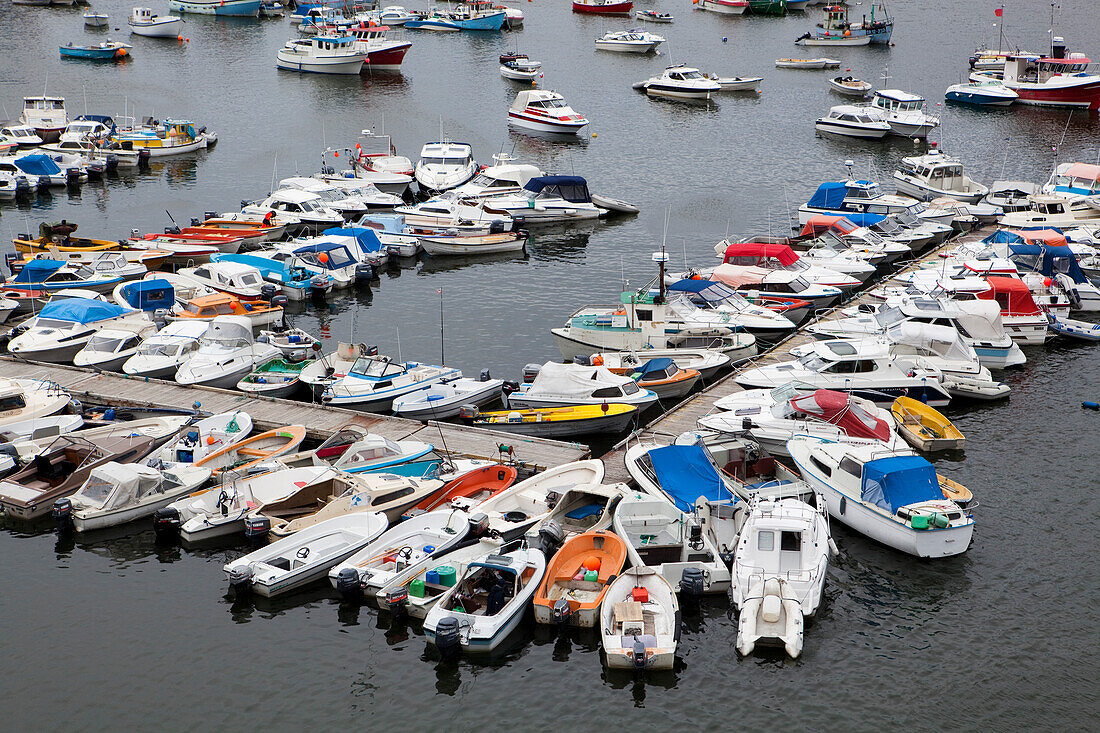 Der Hafen von Ilulissat. Boote sind in den Sommermonaten die praktischste Form des Transports. Grönland.